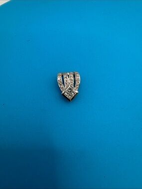 18k White Gold pendant w/ 4 Princess and 22 full cut diamonds